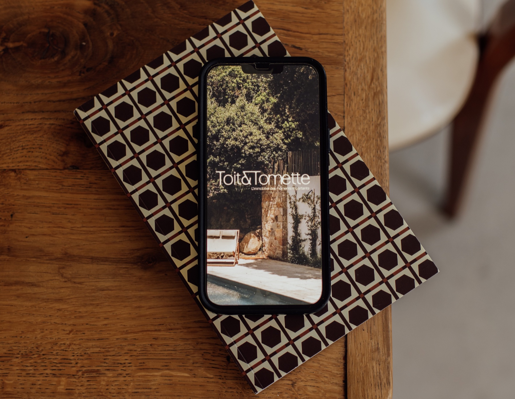 Site immobilier Toit & Tomette présenté sur mobile